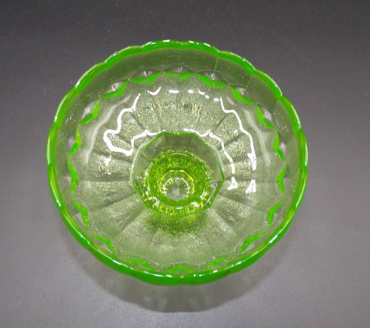 Alter Schale Uranglas Grün Pressglas Fluoreszierend Konfektschale Alter Schale Uranglas Grün Pressglas Fluoreszierend Konfektschale
