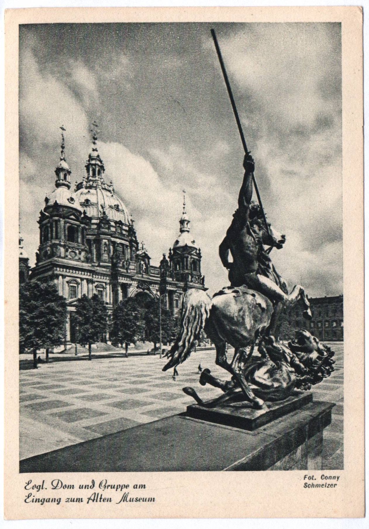 Ak Evangelischer Dom und Gruppe Berlin Eingang zum Alten Museum