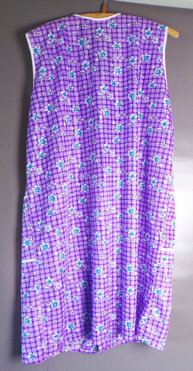Alte Kittelschürze Blumen Bunt Größe 50 Lila DDR Vintage Alte Kittelschürze Blumen Bunt Größe 50 Lila DDR Vintage