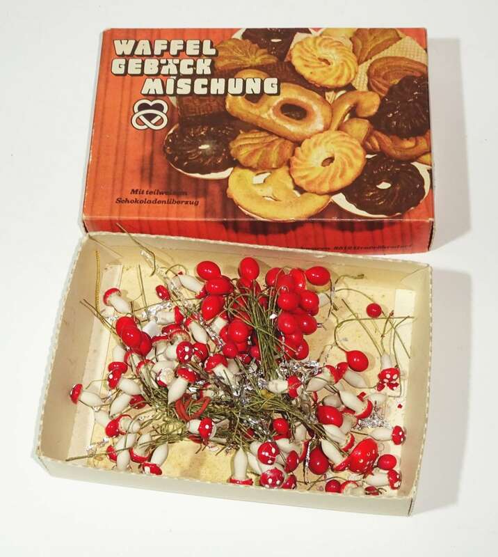 Altes Bastelmaterial Fliegenpilz Mistelzweigbeeren Weihnachten Kranz Deko