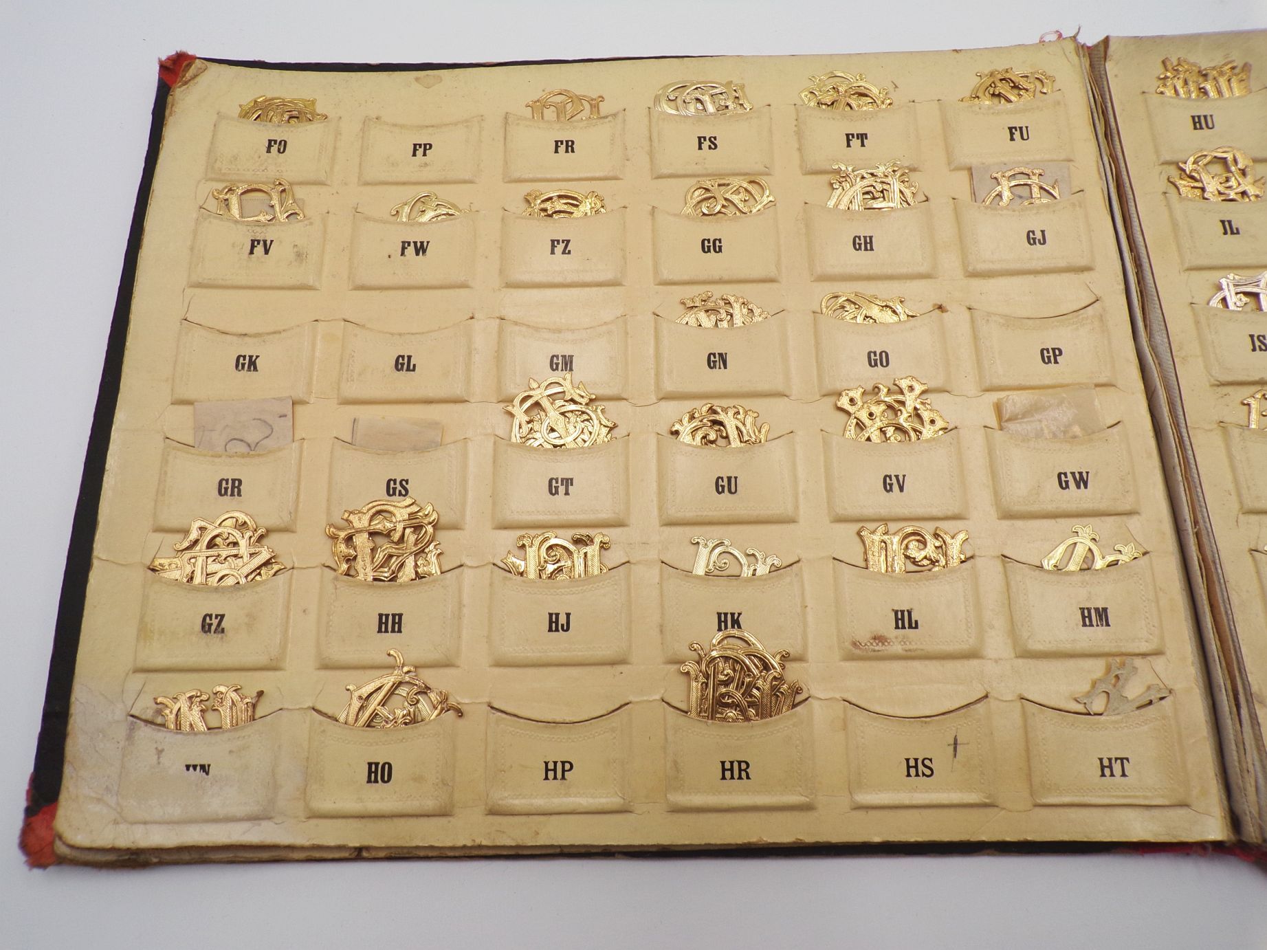 Monogramm Album um 1900 geprägte Papier Initialien 