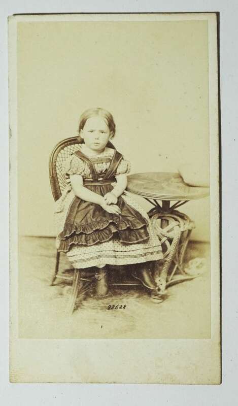 CDV Foto kleines Mädchen 1870er Prothmann Königsberg Ostpreußen