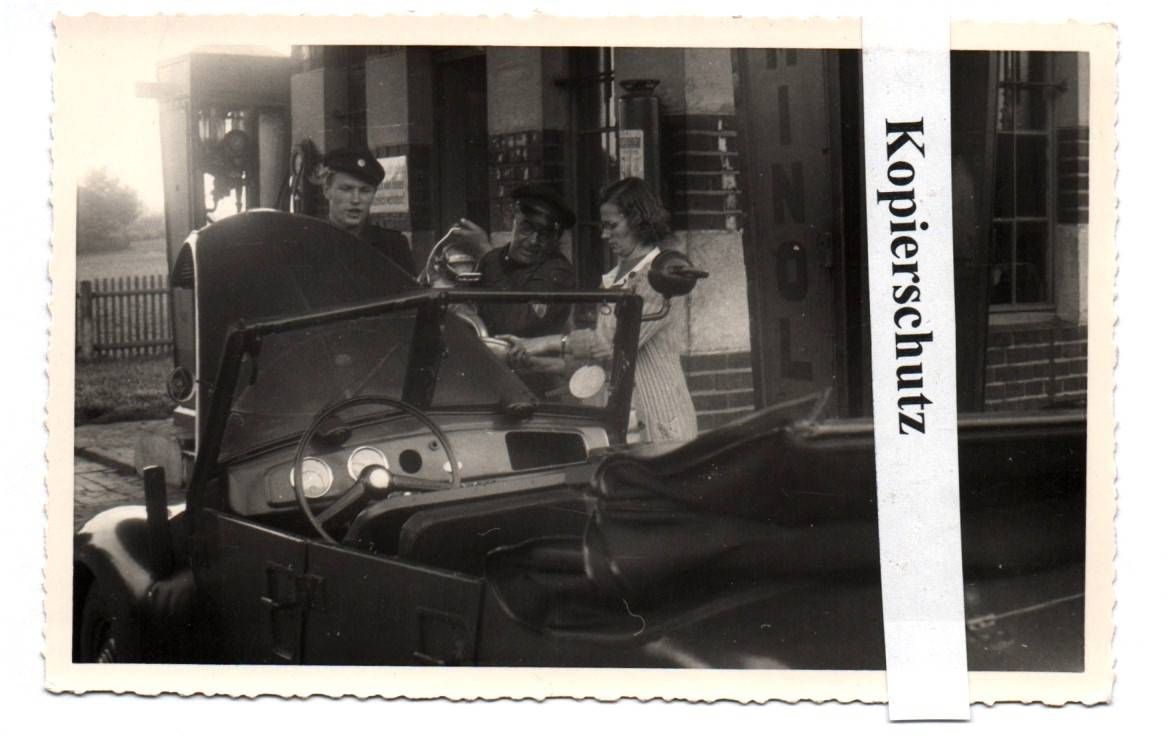 Foto Minol Tankstelle Automobil Öl auffüllen Tankwart Service 1960er 