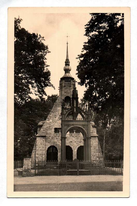 Ak Foto Gustav-Adolf-Kapelle mit Denkmal bei Lützen