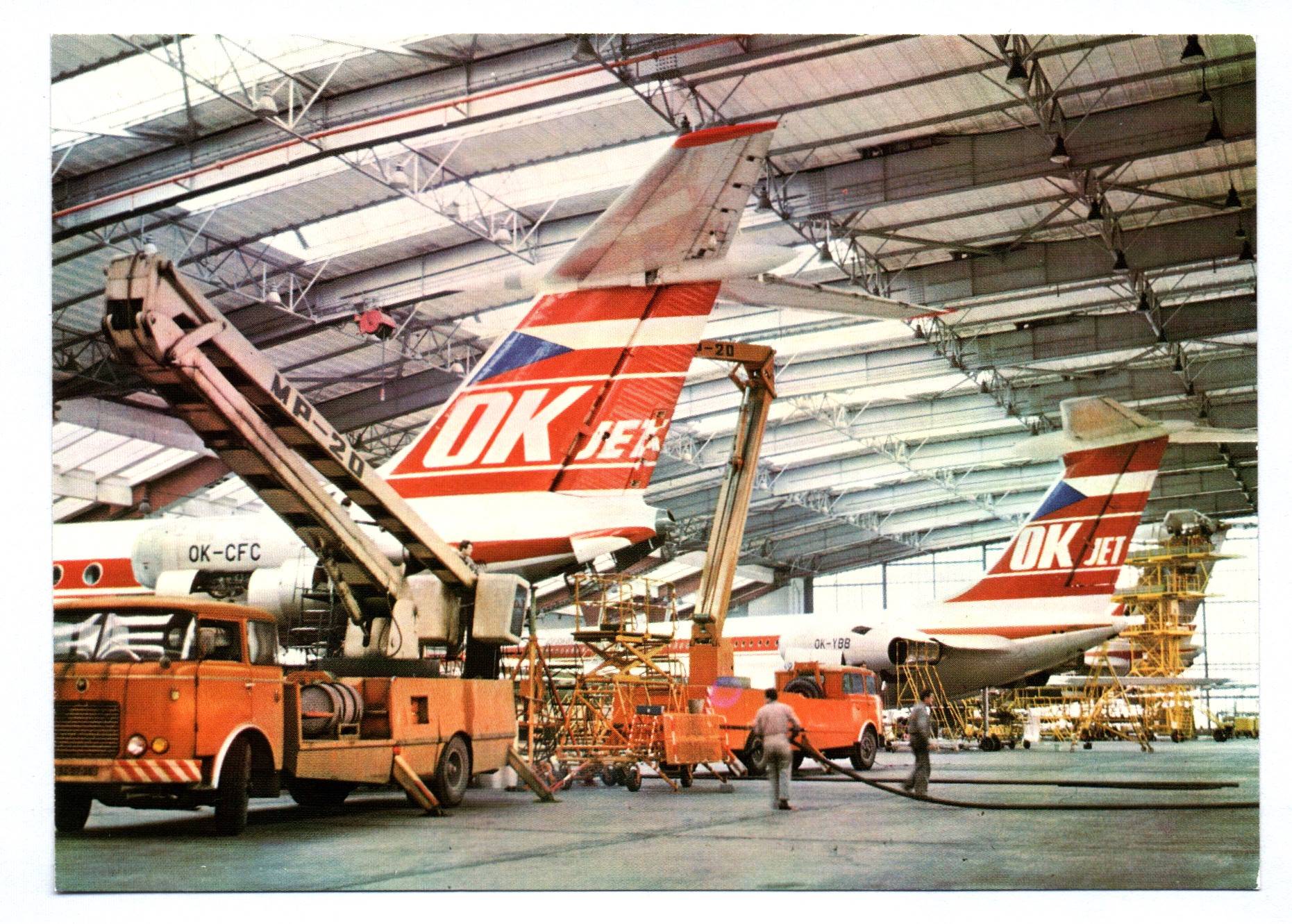 Foto Ak Hangar OK Jet Flugzeuge OK-CFC Wartung Betankung Foto Ak Hangar OK Jet Flugzeuge OK-CFC Wartung Betankung