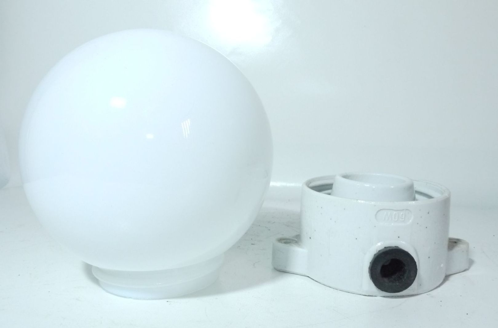Alte Kugellampe IP41 Glas Weiß Außenlampe Porzellan Fassung