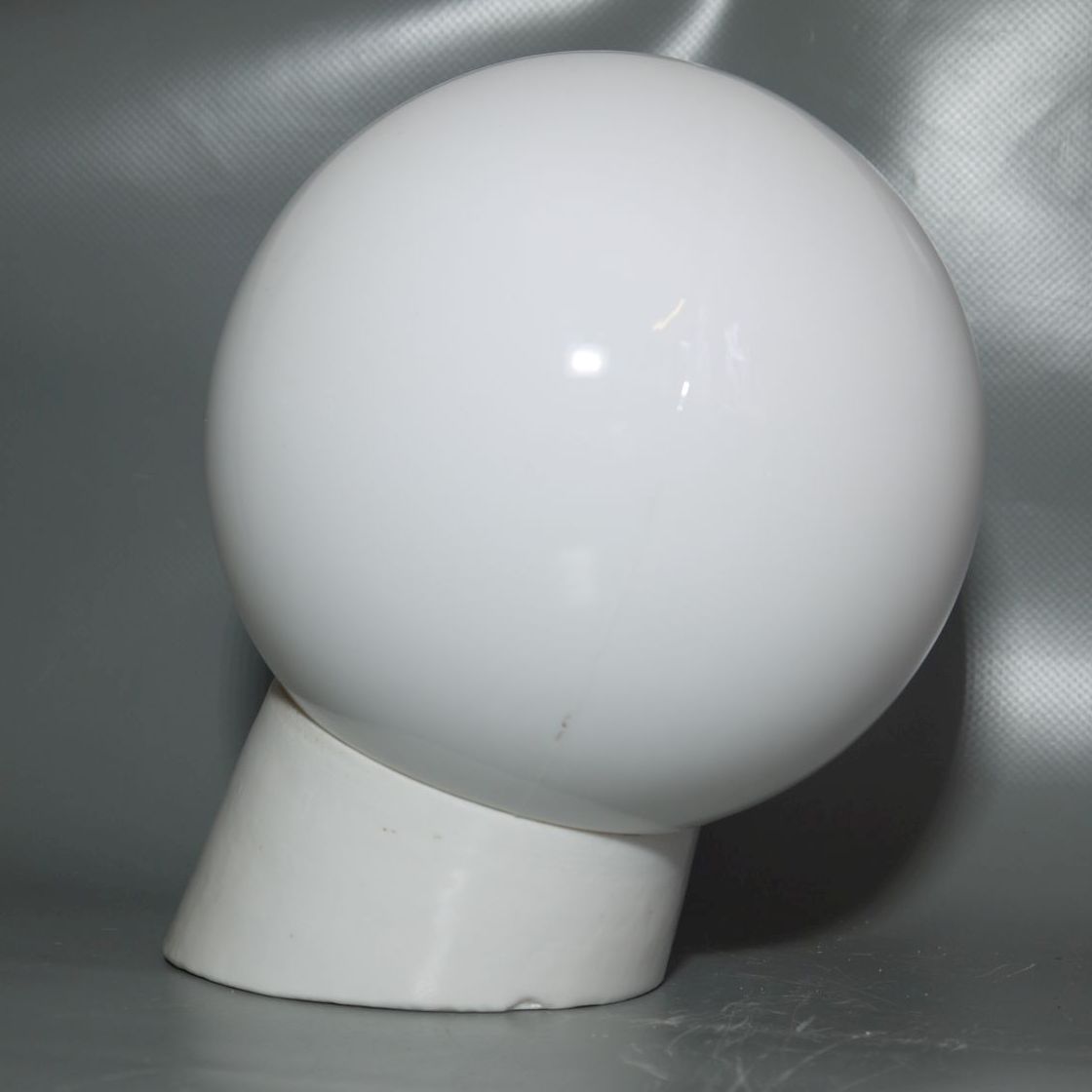 Lampe Glas weiß Porzellan Fassung schräg klein Kellerlampe alte Kugellampe IP41