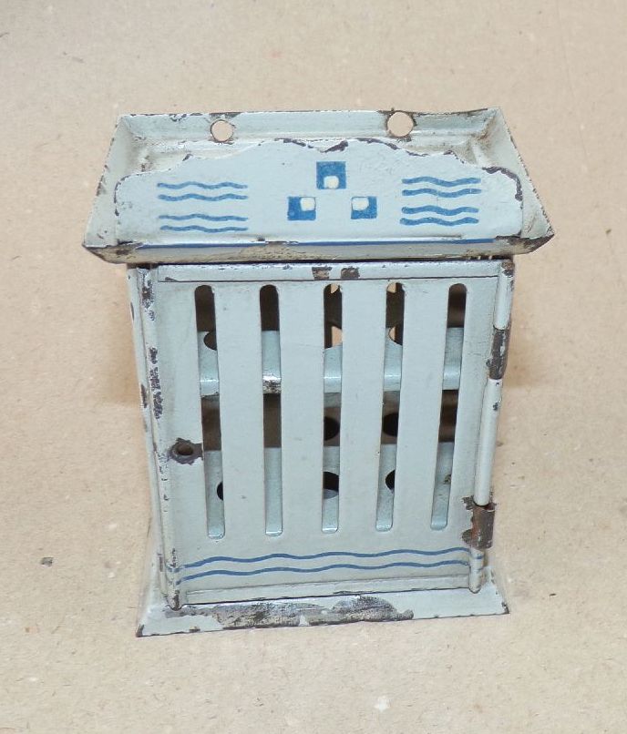Alter Eierschrank für Puppenstube aus Blech Jugendstil Wandschrank 