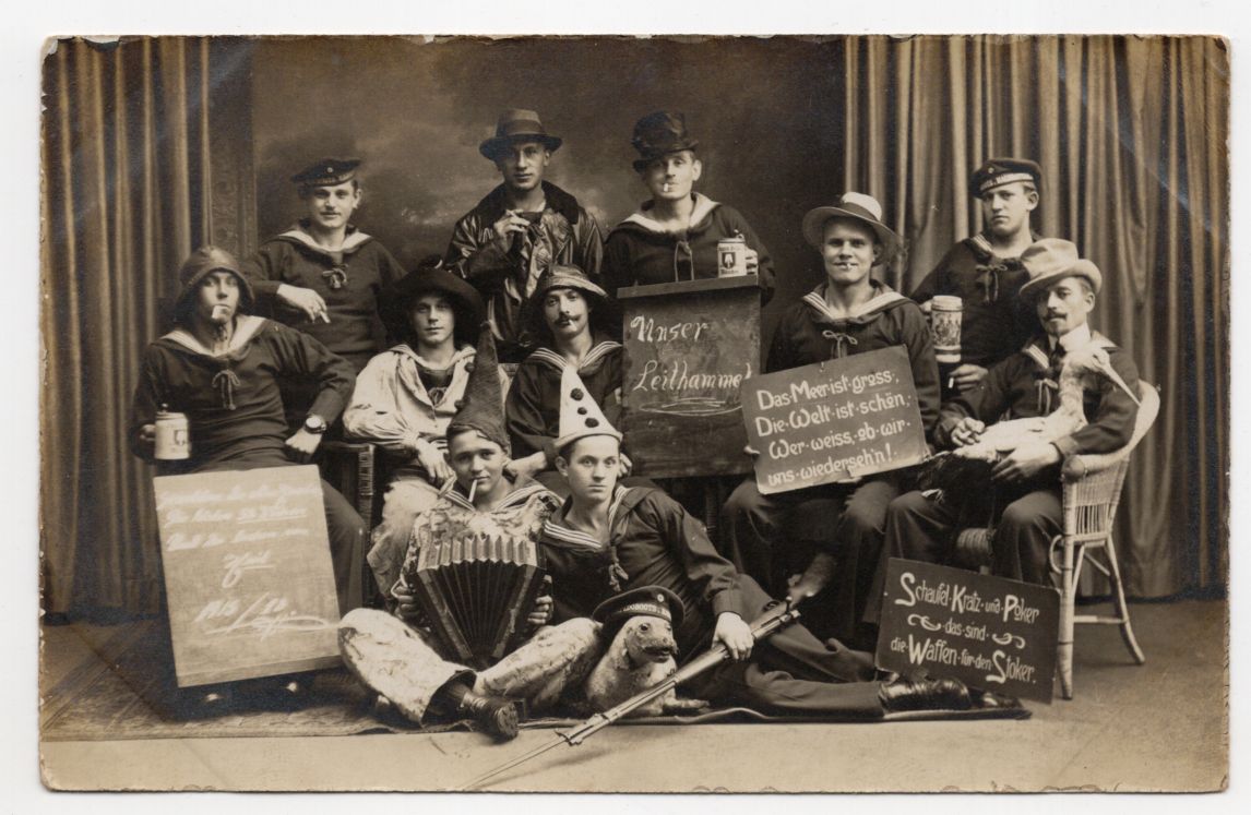 Foto Ak Matrosen Erinnerungsfoto Robe Karneval Fasching 1 Wk