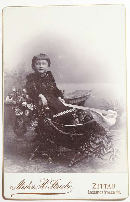 Kabinettfoot Mädchen posierend Korb Taube Strube Zittau 1900er 