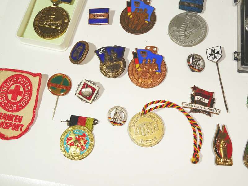 Konvolut DDR Abzeichen Orden 