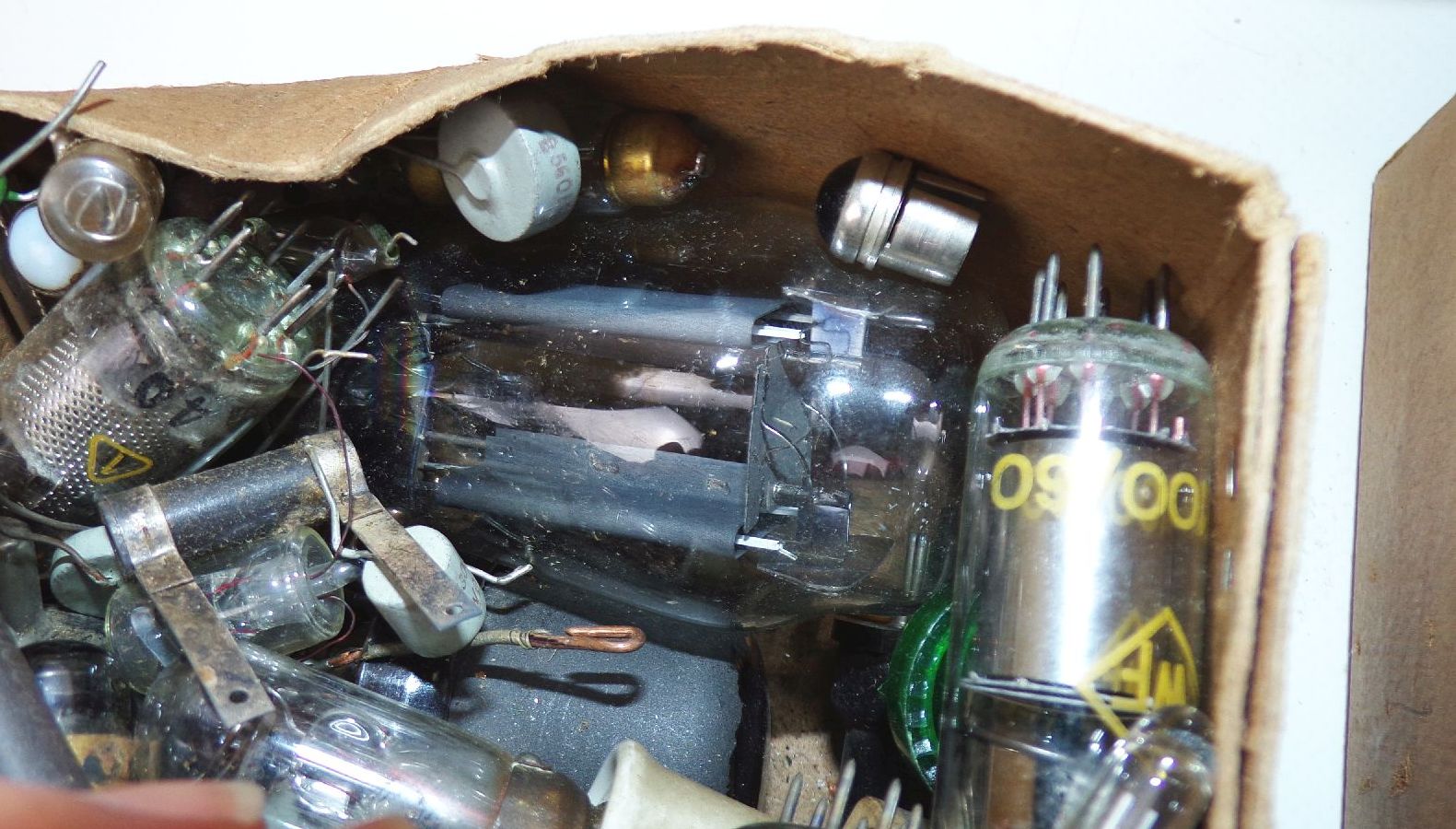 Konvolut Radioröhren Sockel Widerstände Bastlerware 