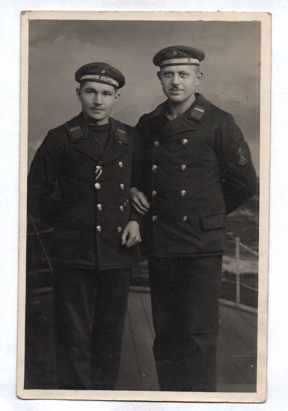 Foto Ak Matrosen Kriegsmarine 1919 Ärmelabzeichen Hoyerswerda 