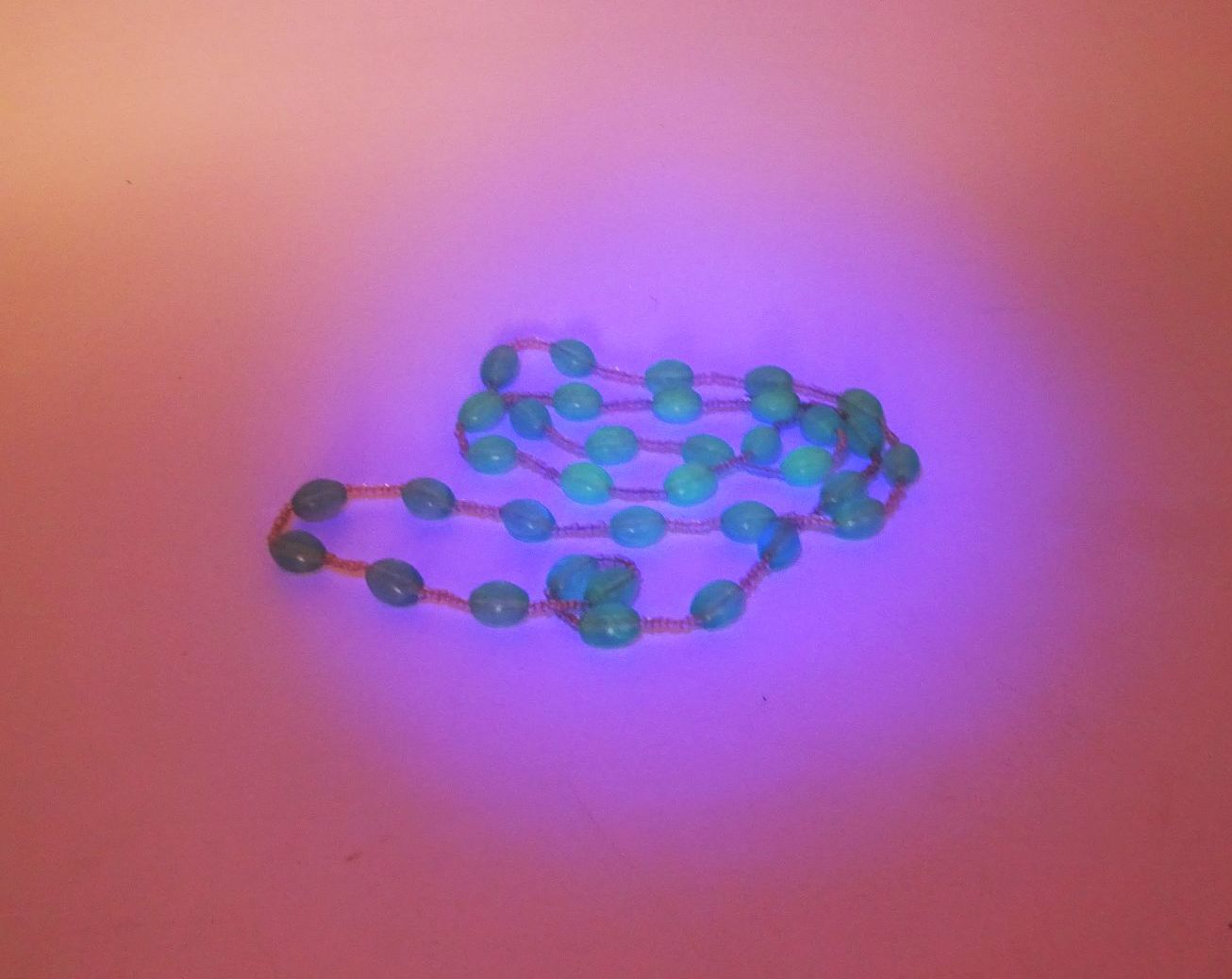 Vintage Halskette Blau Glasperlen fluoreszierend Vintage Halskette Blau Glasperlen fluoreszierend