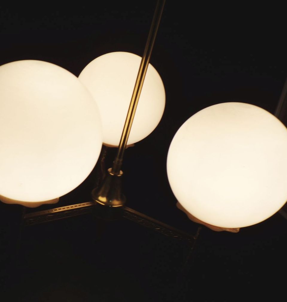 Edle Deckenlampe Kugel Weiß mit Messig 3er Deckenleuchte Edle Deckenlampe Kugel Weiß mit Messig 3er Deckenleuchte