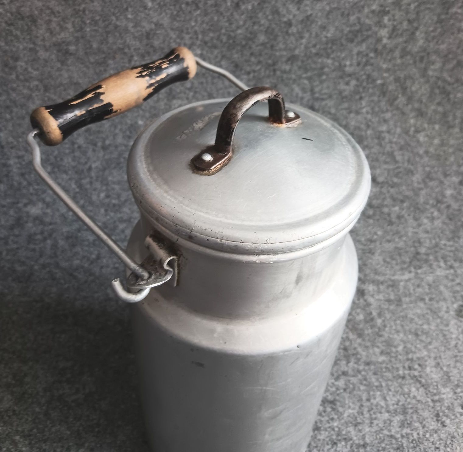 Alte 1 Liter Alu Milchkanne mit Deckel und Thermoskanne Holzgriff Aluminium Kanne 24 cm Alte 1 Liter Alu Milchkanne mit Deckel und Thermoskanne Holzgriff Aluminium Kanne 24 cm