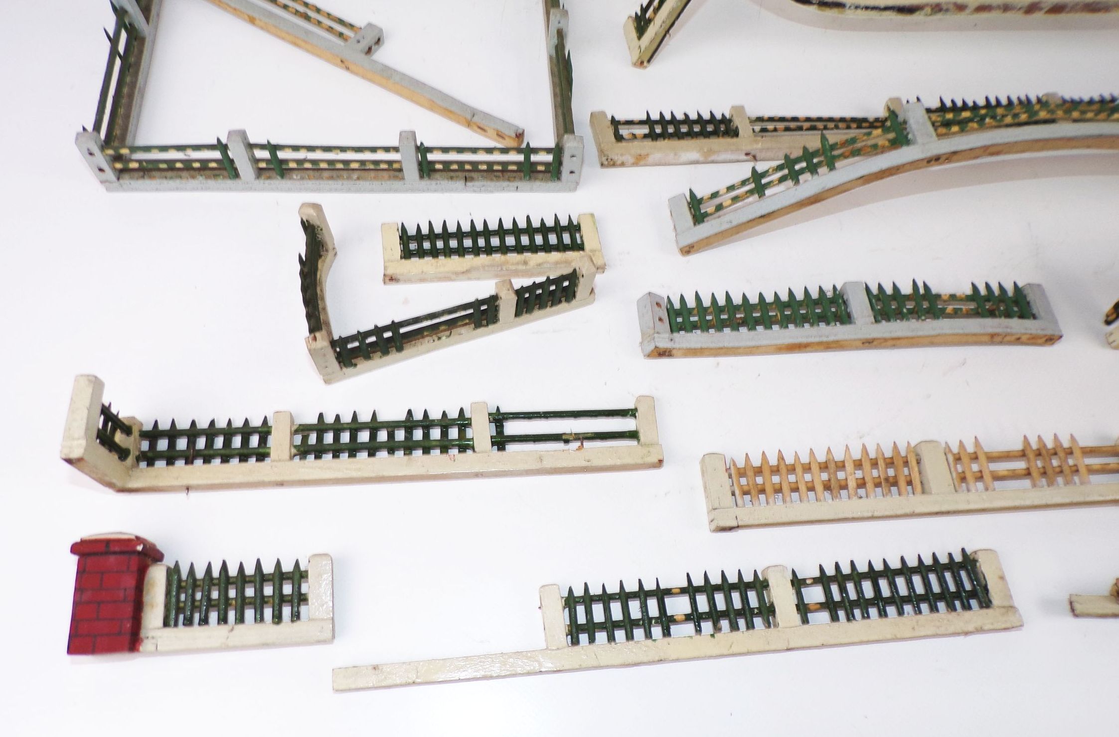 Konvolut alter Zaun Teile für Zoo oder Paradiesgarten Holz um 1900