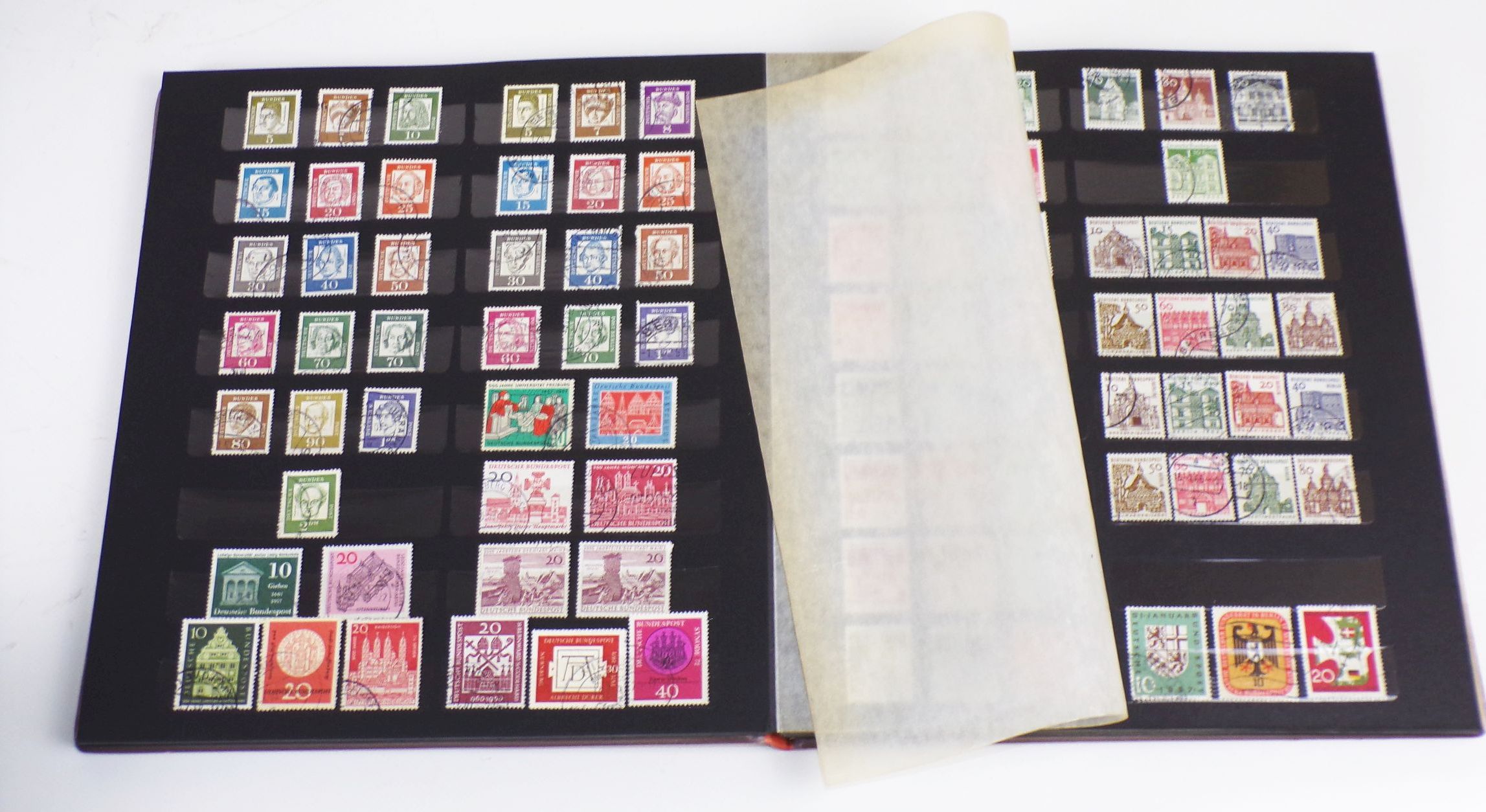 Briefmarken Sammlung Schwerpunkt DDR wenig BRD kaum Ausland 31 Alben 