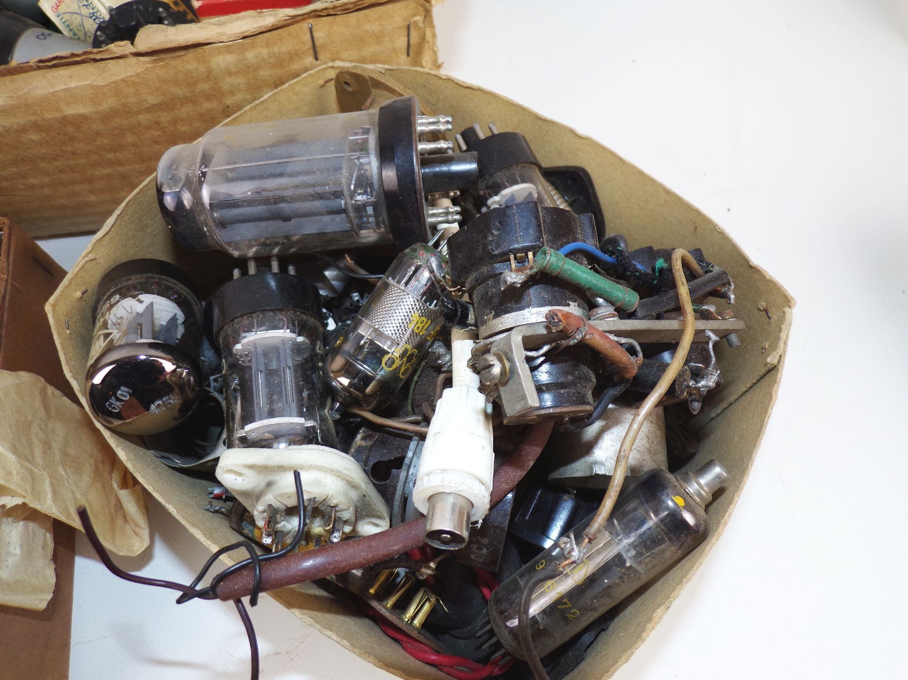 Konvolut Radioröhren Sockel Widerstände Bastlerware 