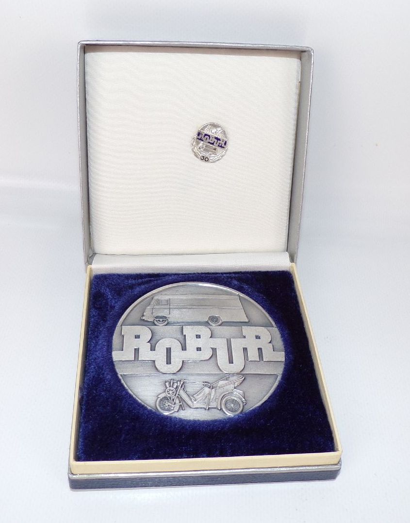 Robur Medaille Für langjährige Mitarbeit Silber Stufe Etui Anstecknadel DDR