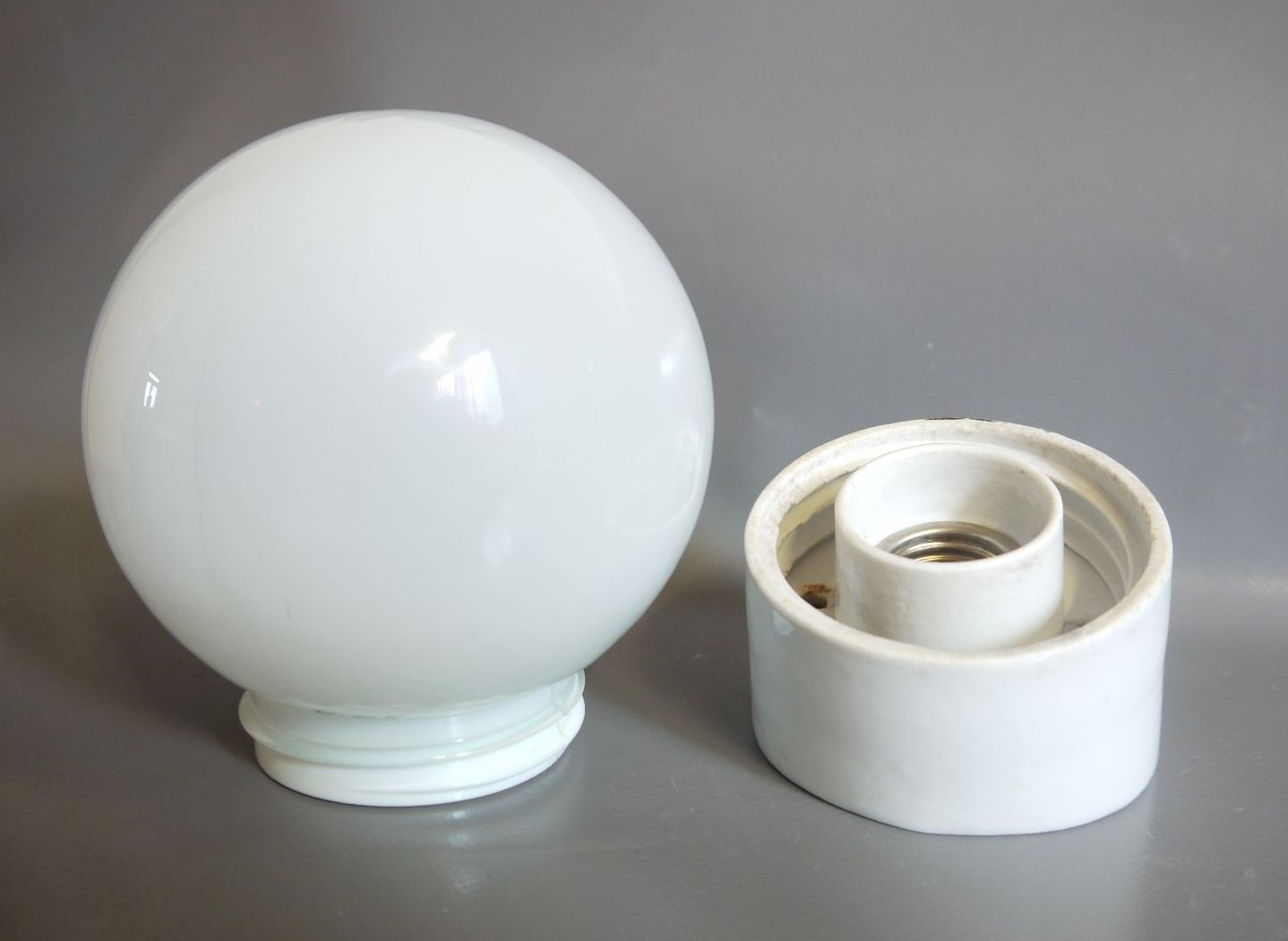  Kugellampe klein schräg alte Kellerlampe IP41 Porzellan Fassung Glas Weiß