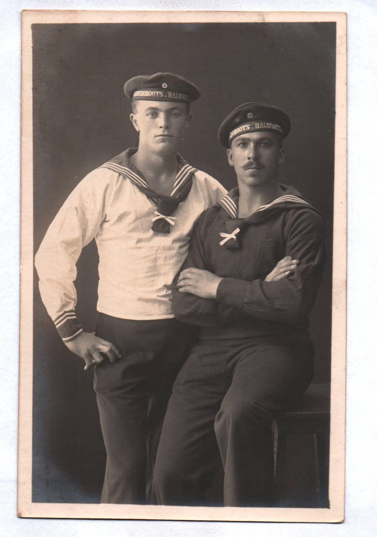 Foto Ansichtskarte zwei Matrosen Torpedoboots Halbflottille 1 Weltkrieg