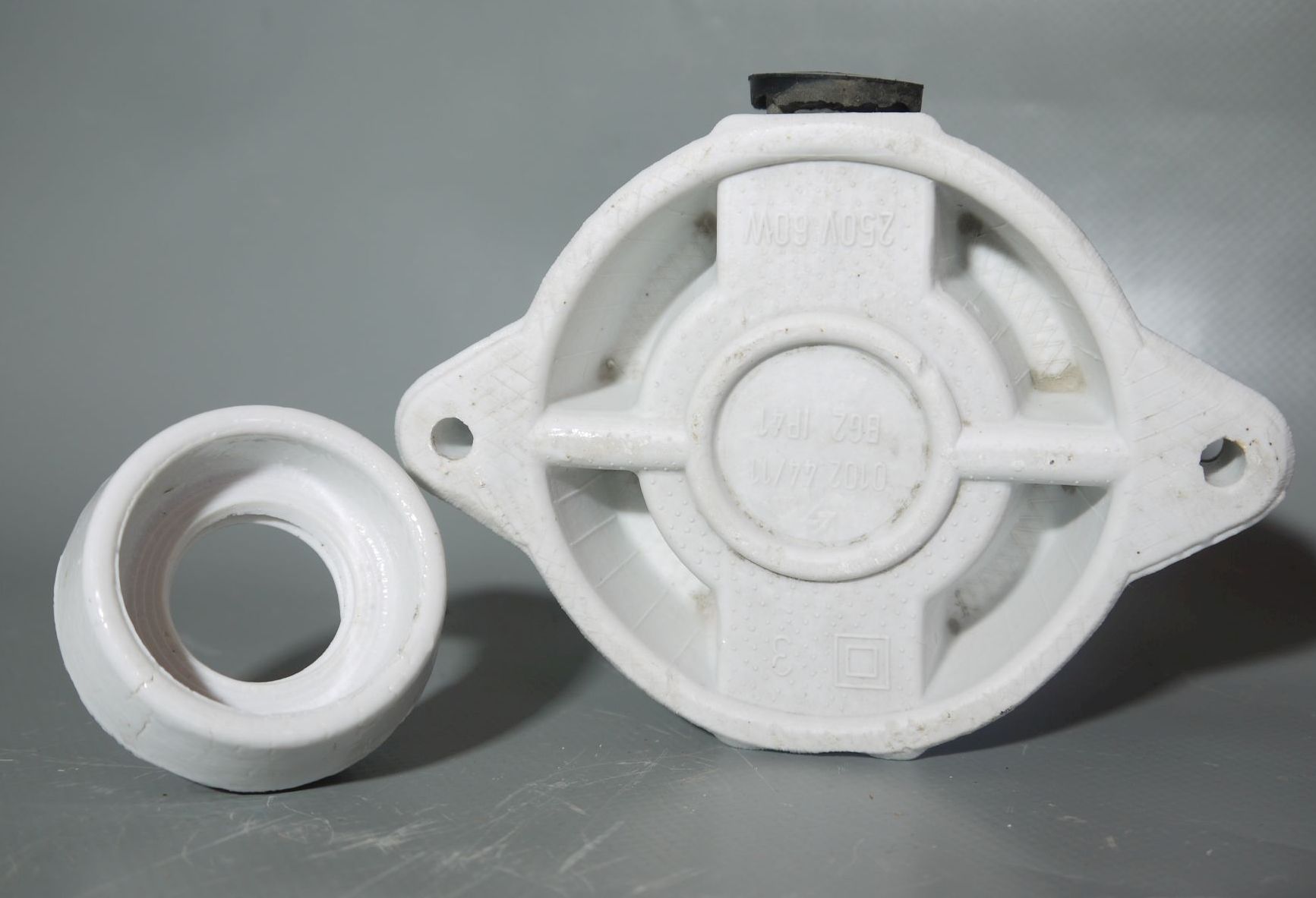 Kellerlampe Porzellan Fassung Lampe Glas weiß klein alte Kugellampe IP41 