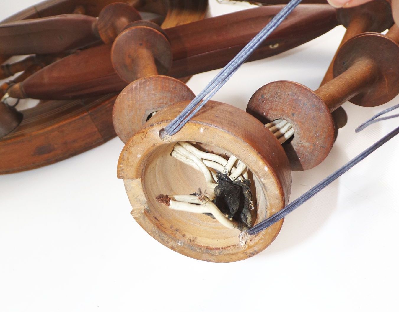 Alte Bauernlampe Deckenleuchte um 1900 geschnitzte Figuren Bauernstube