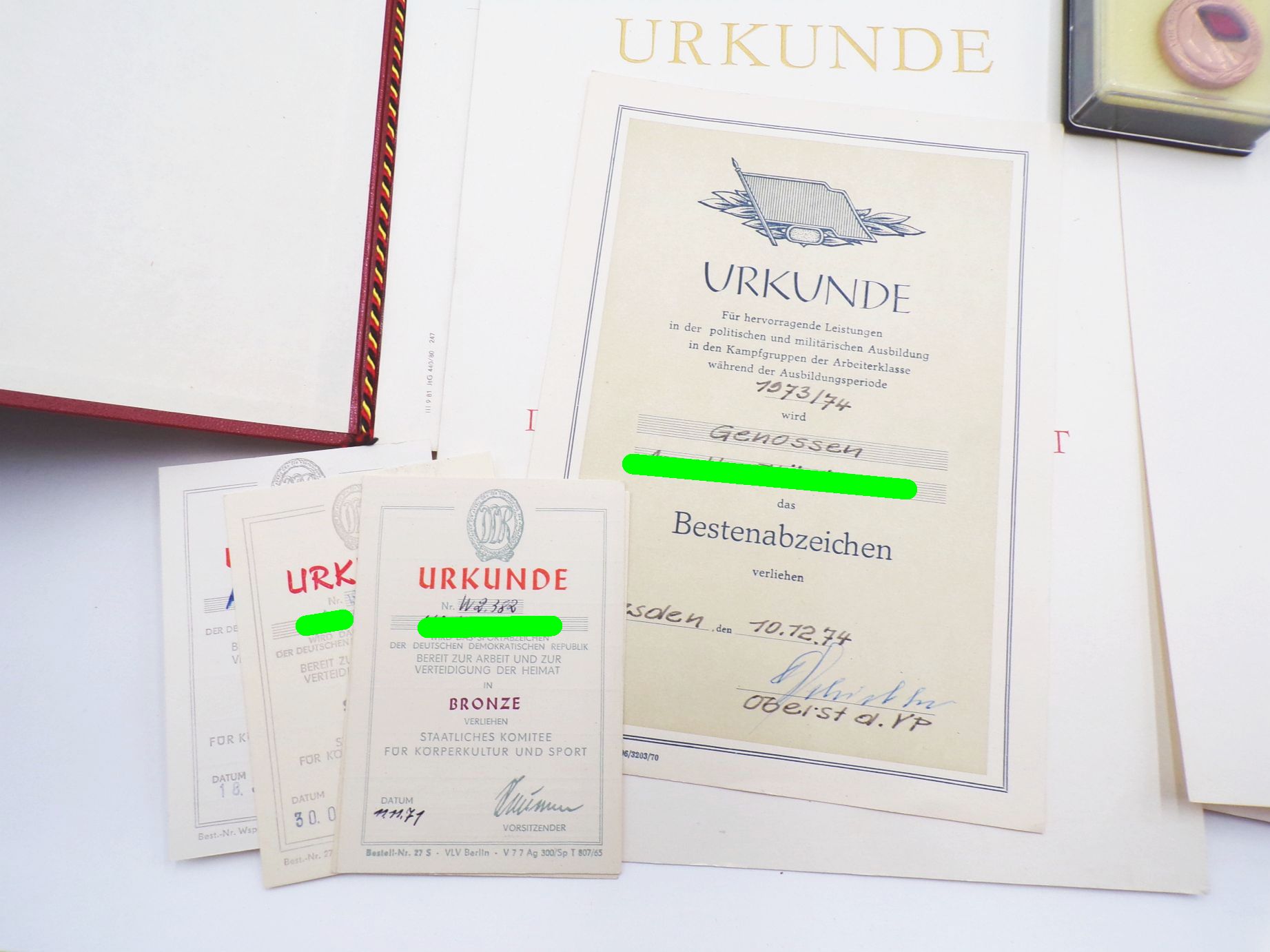 Lot DDR Abzeichen Orden Bestarbeiter Kampfgruppe Aktivist GDR Urkunden