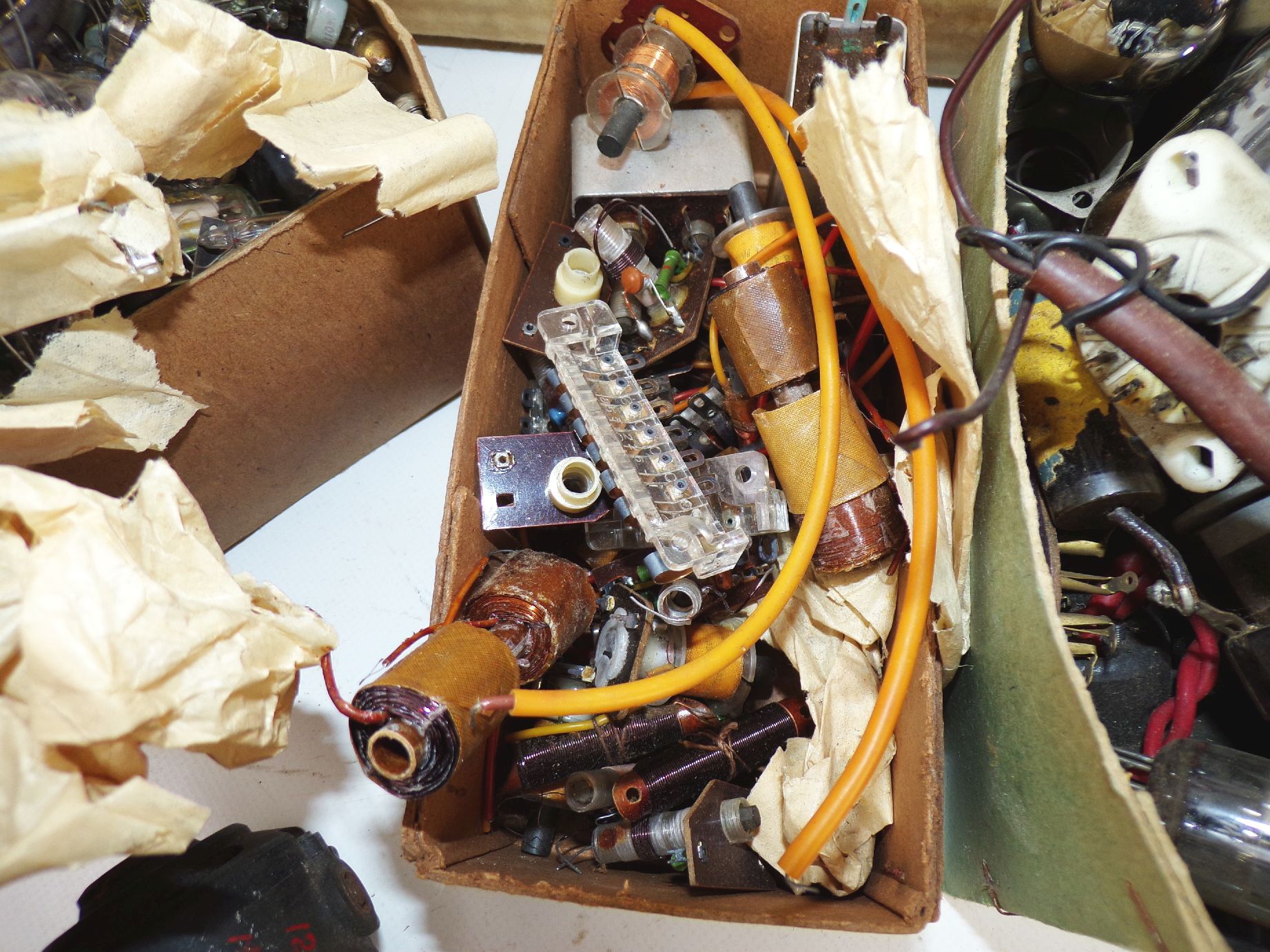 Konvolut Radioröhren Sockel Widerstände Bastlerware 