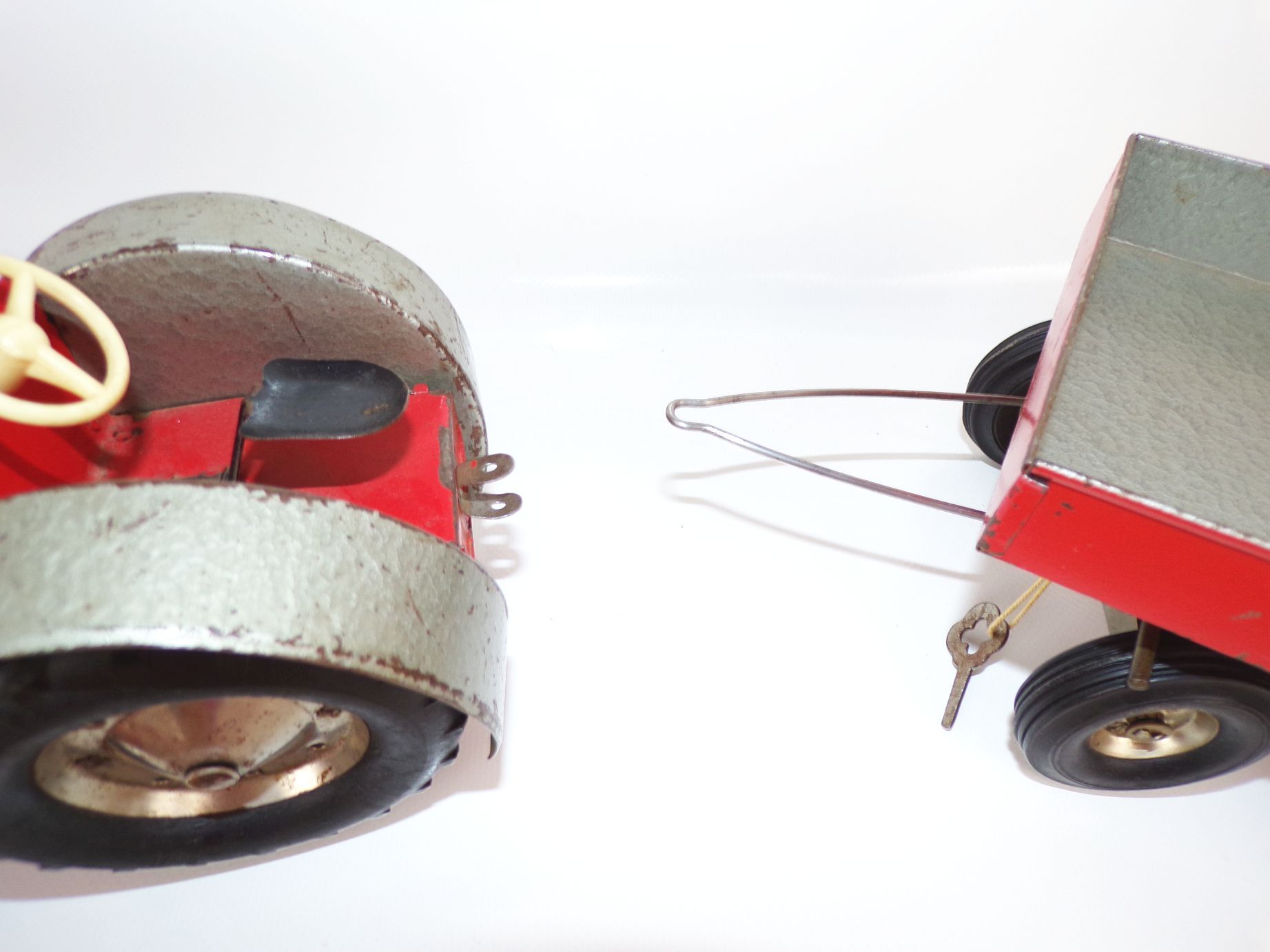 Alter Traktor Trecker mit Anhänger Blechspielzeug um 1950