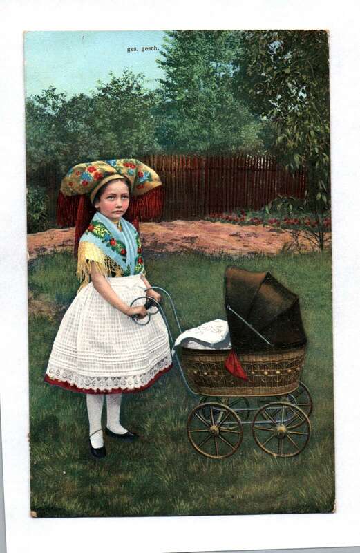 Ak Mädchen mit Puppenwagen Wendische Trachten 1913