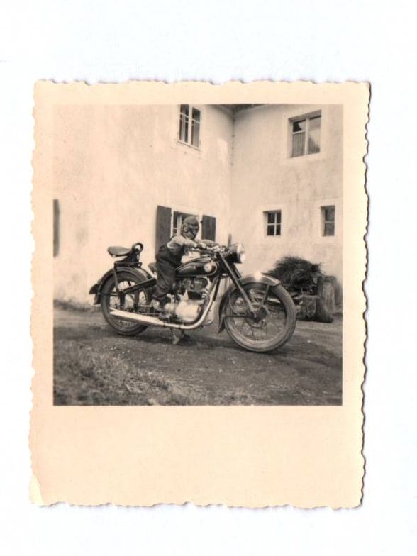 Foto AWO Motorrad kleiner Bube mit Brille DDR 1960er Oldtimer Foto AWO Motorrad kleiner Bube mit Brille DDR 1960er Oldtimer