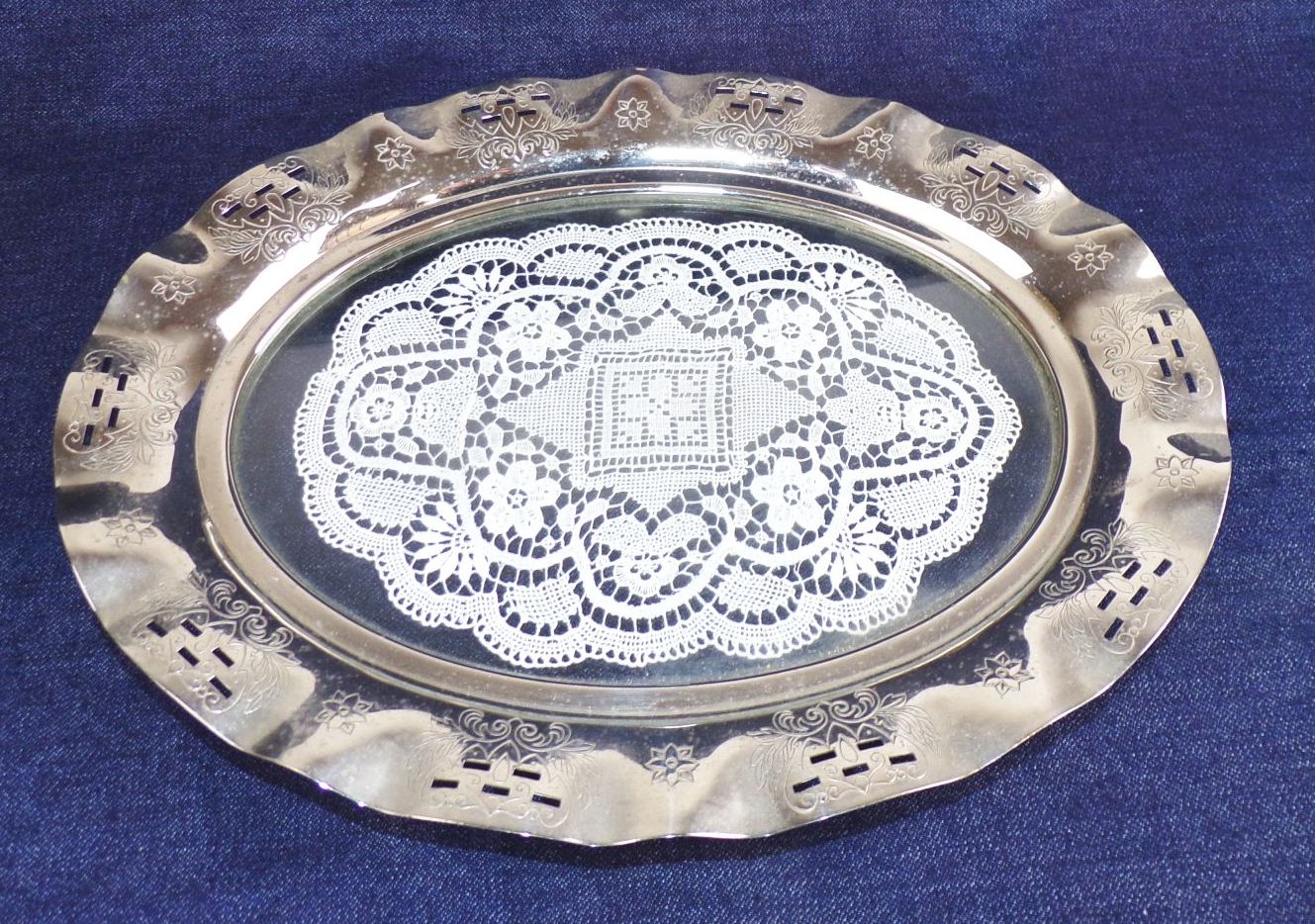 Altes Tablett Metall Glas gehäkeltes Muster Antik Dekorativ 