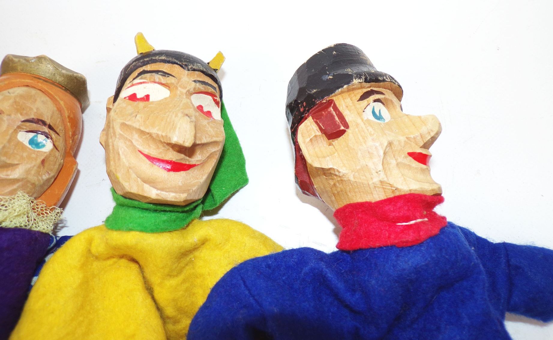 Alte Handpuppen Kasperle Puppen 5 Stück geschnitzte Köpfe 