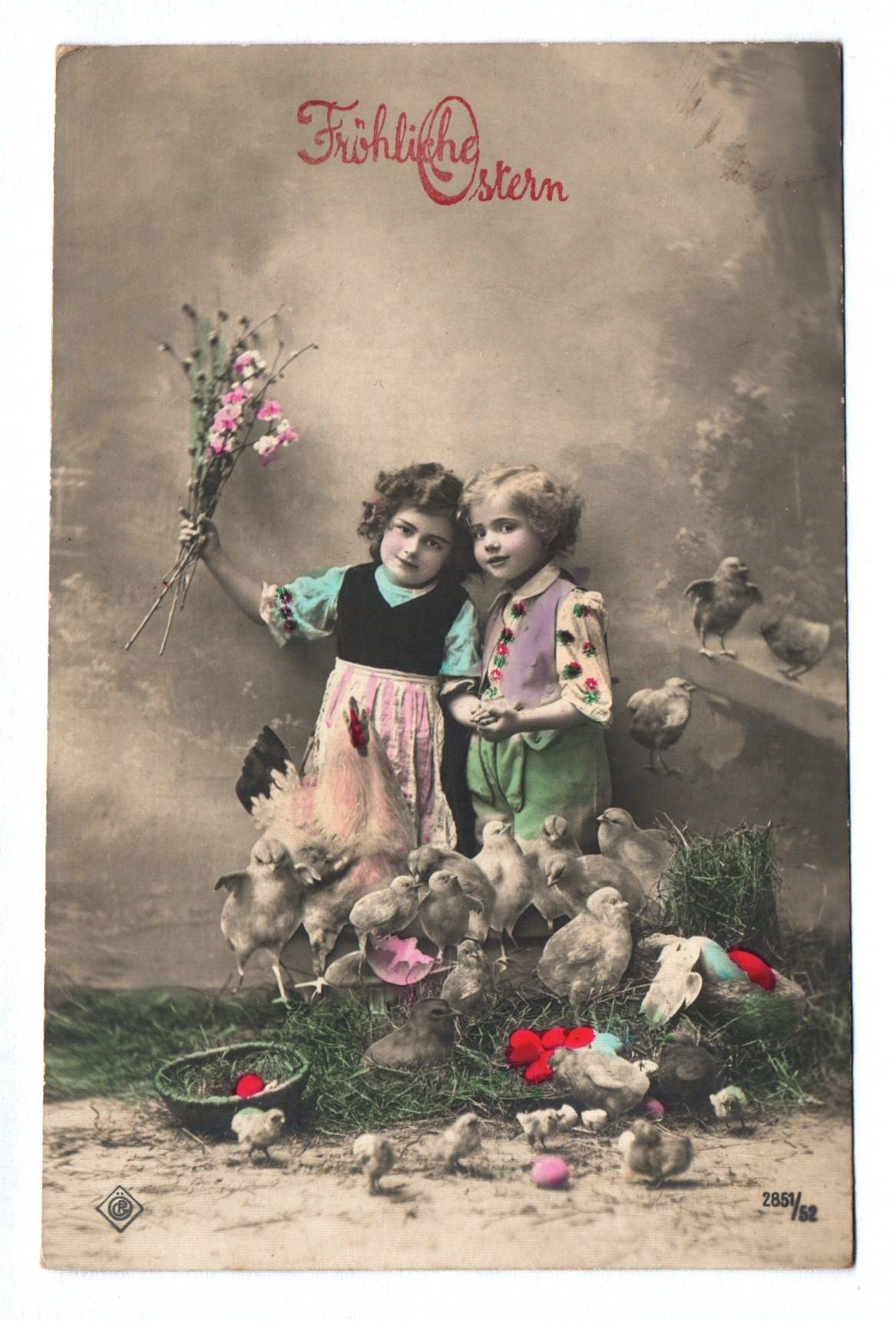 Künstler Ak Fröhliche Ostern Kinder mit Blumen und Küken Künstler Ak Fröhliche Ostern Kinder mit Blumen und Küken