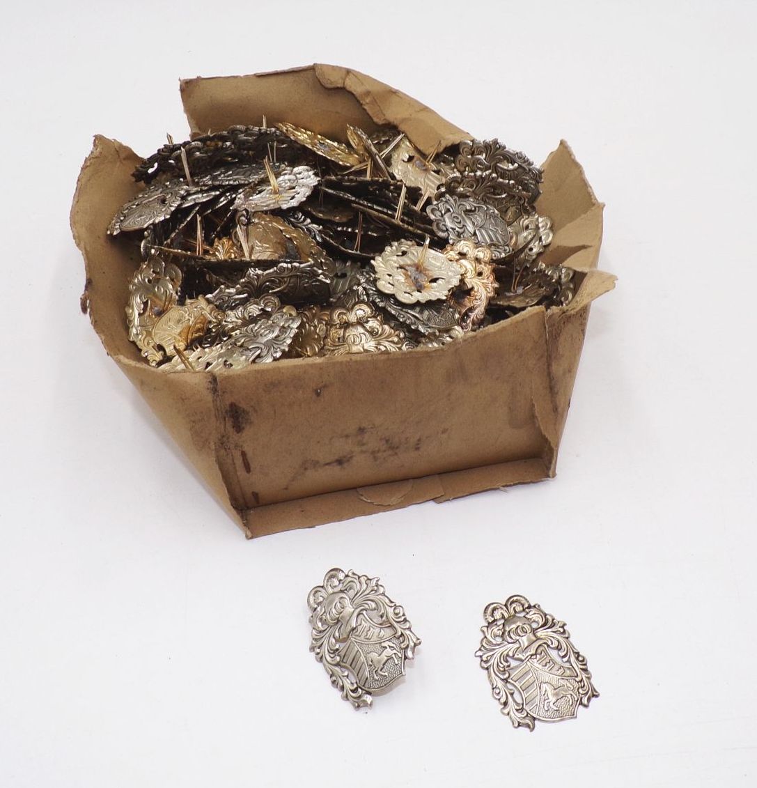 Alte Wappen Applikationen Beschläge für Leder Sattler Schuster Konvolut