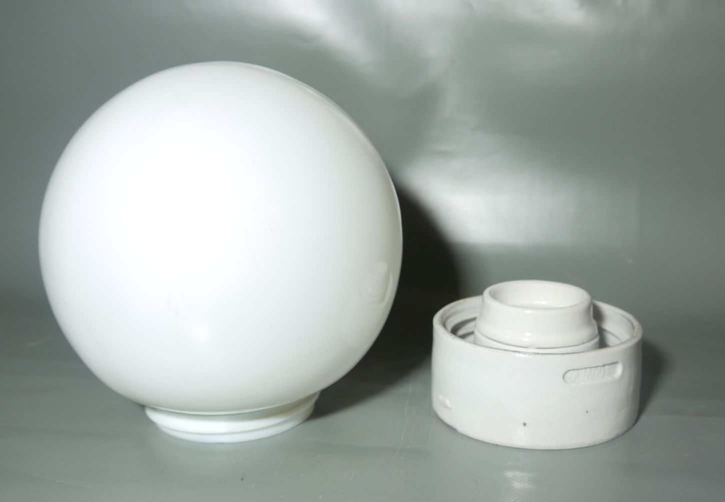 Alte Deckenlampe Kugel Glas Weiss Leuchte Kellerlampe Porzellan Fassung