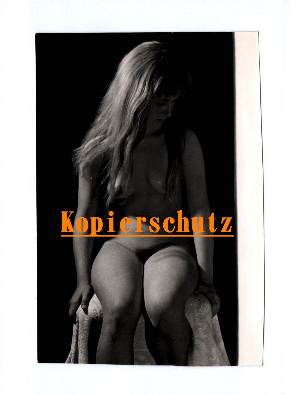 Nacktfoto alt schwarz weiß naked nude nackte Frau lange Haare sitzend