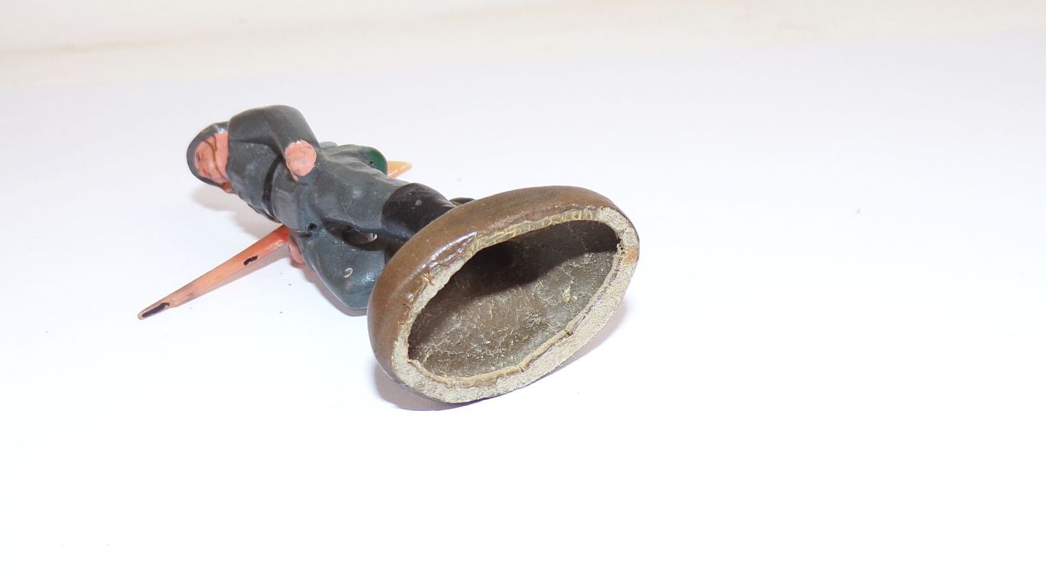 Effelder Masse laufender Soldat der NVA mit Gewehr DDR