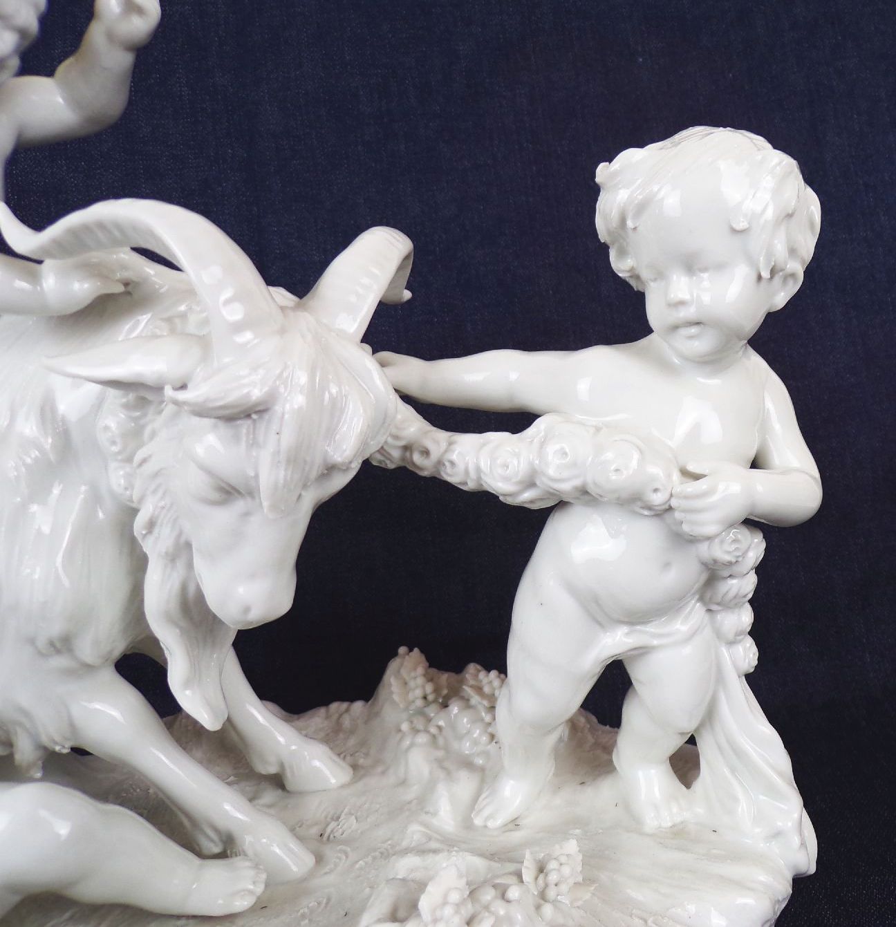 Scheibe Alsbach Porzellanfigur Putto Ziegenbock Wein Bachus Scheibe Alsbach Porzellanfigur Putto Ziegenbock Wein Bachus