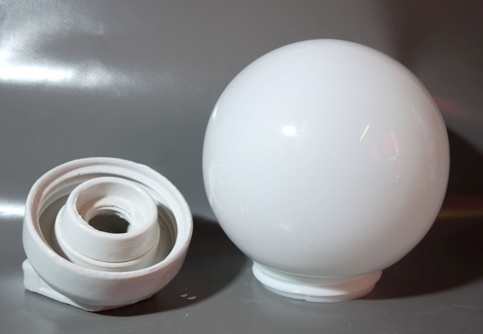 Kugellampe alte Kellerlampe Porzellan Fassung schräg IP41 Glas Weiß