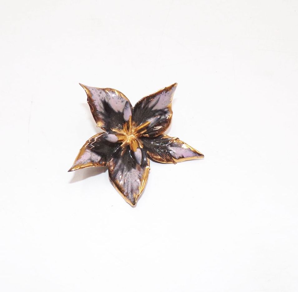 Brosche aus Porzellan Blüte Blume alter Modeschmuck
