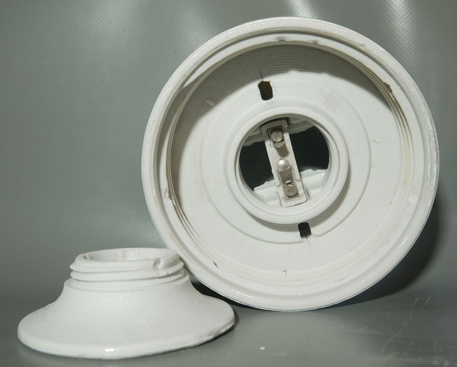 Alte Kugellampe IP41 Lampe Weiß Glas Porzellan Fassung Kellerlampe groß