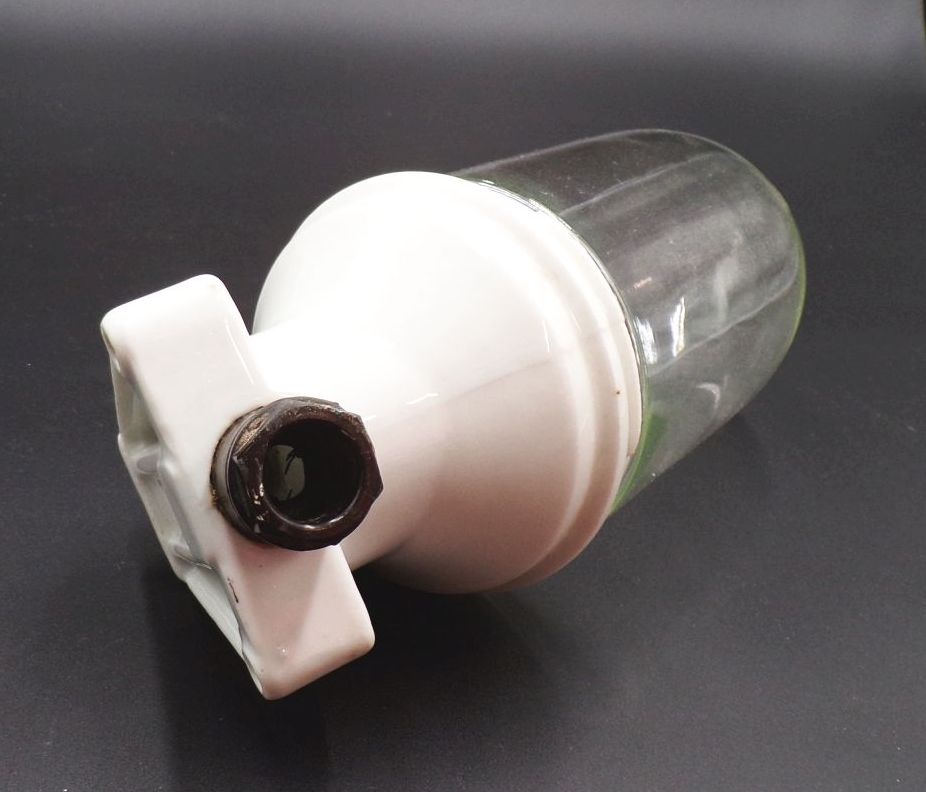 Alte Glaskolbenlampe Schräg Weiß Porzellan Glas Deckenleuchte Kellerlampe Alte Glaskolbenlampe Schräg Weiß Porzellan Glas Deckenleuchte Kellerlampe