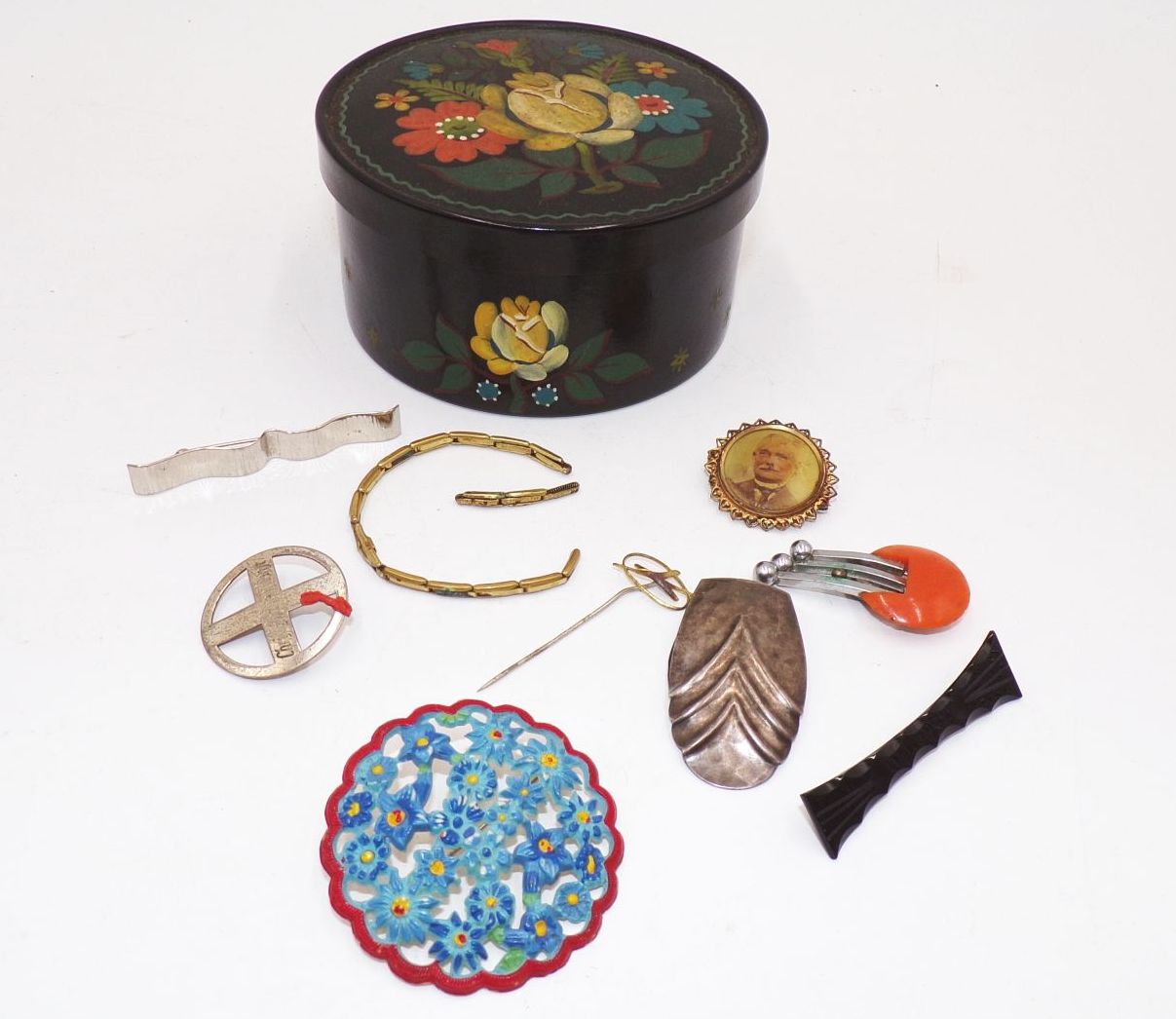 Alte handbemalte Lackdose mit alten Modeschmuck 