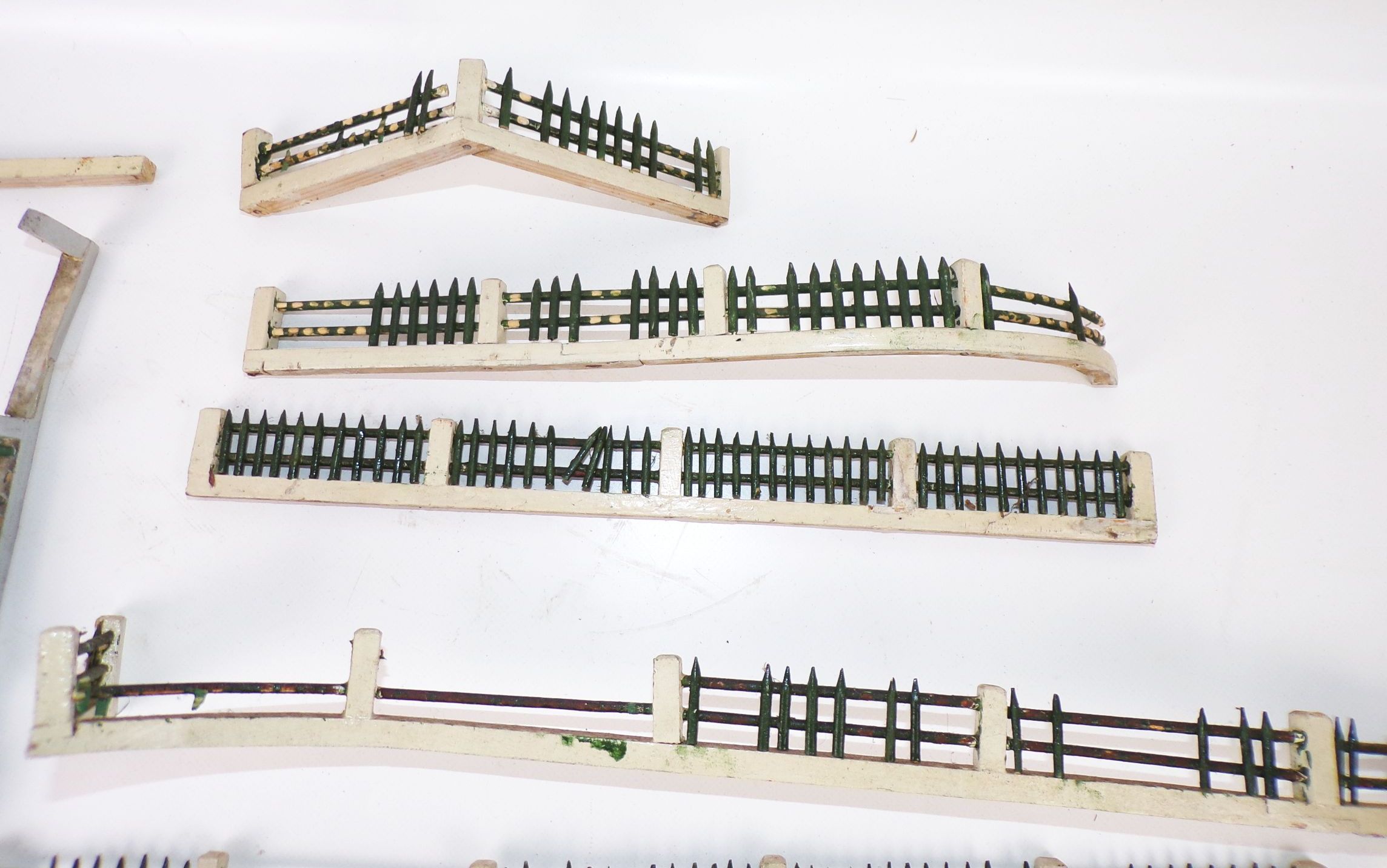 Konvolut alter Zaun Teile für Zoo oder Paradiesgarten Holz um 1900