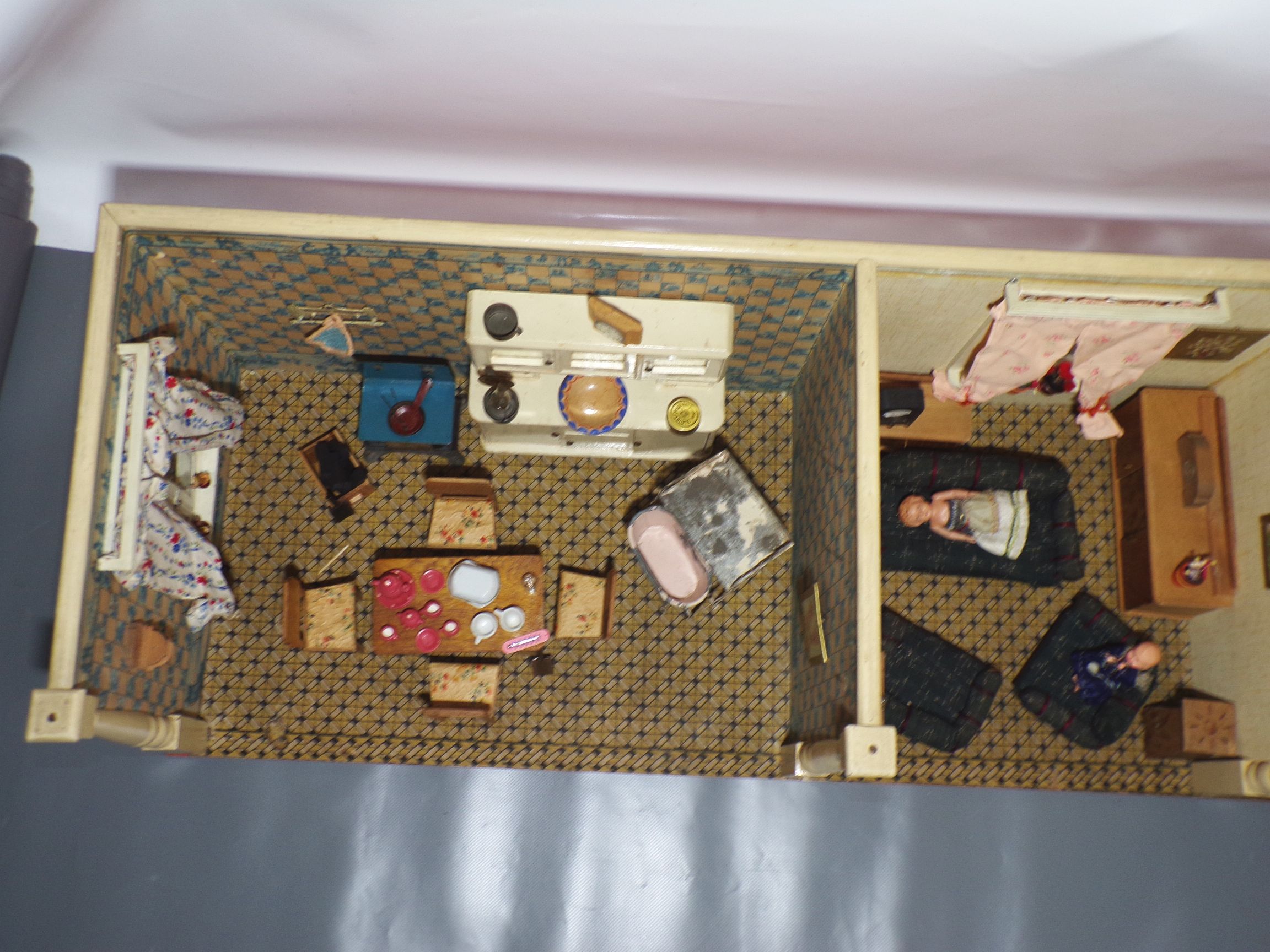 Alte Puppenstube mit viel Zubehör 