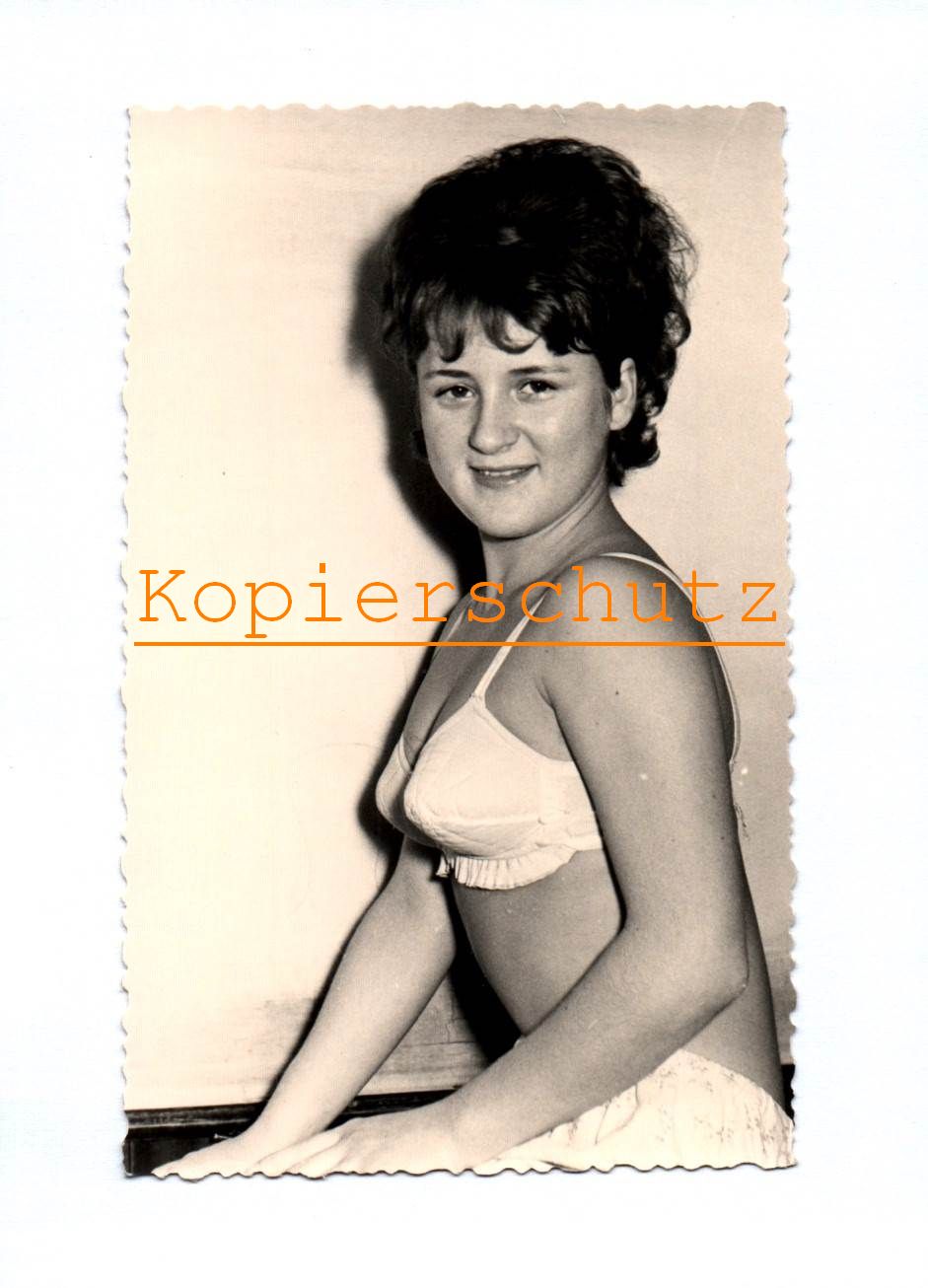 Erotik Foto alte schwarz weiß Oberkörper Frau halbnackt im BH Erotik Foto alte schwarz weiß Oberkörper Frau halbnackt im BH