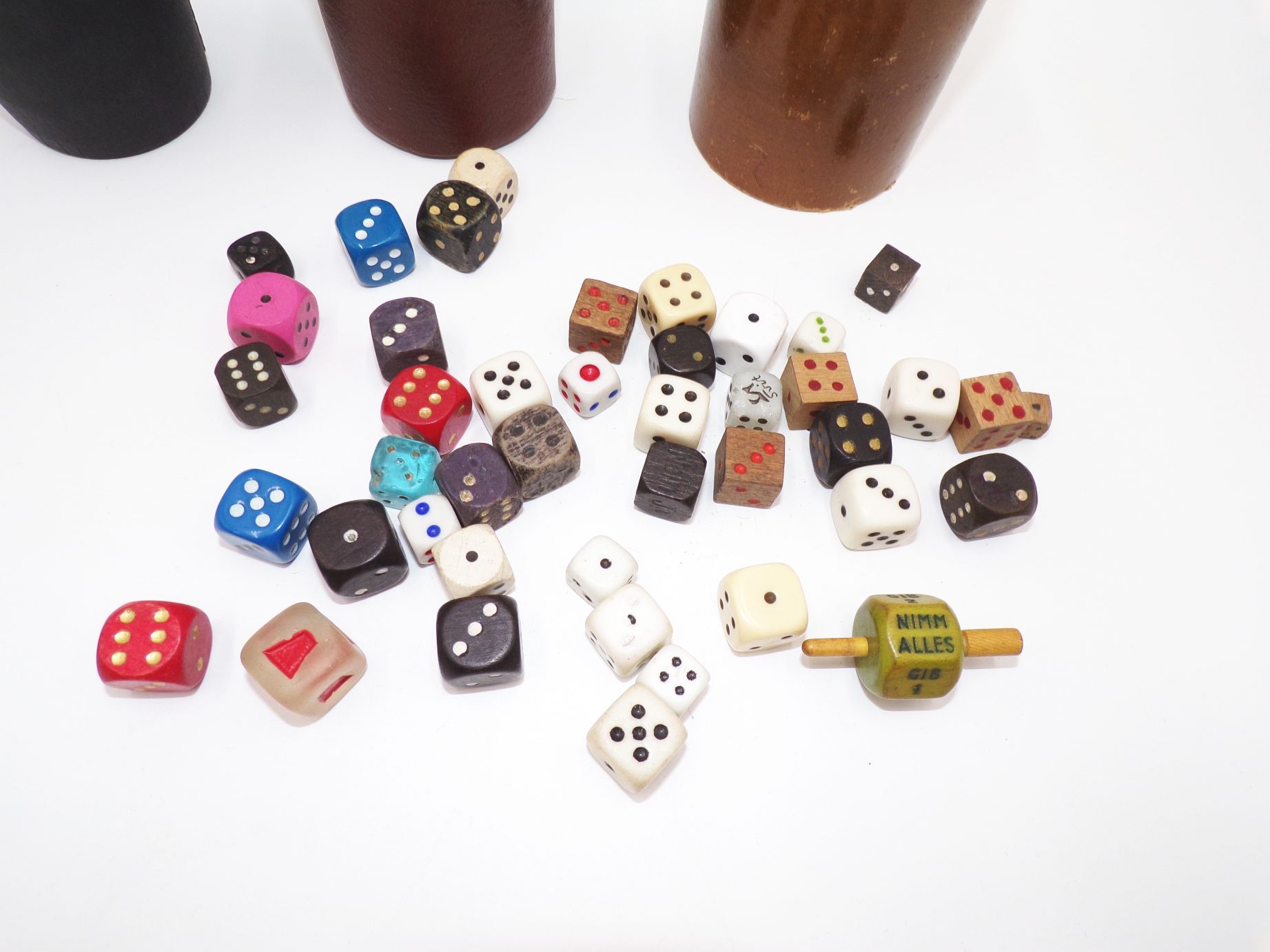 Konvolut alter Würfel dazu 3 Knobelbecher Antik Würfelspiel